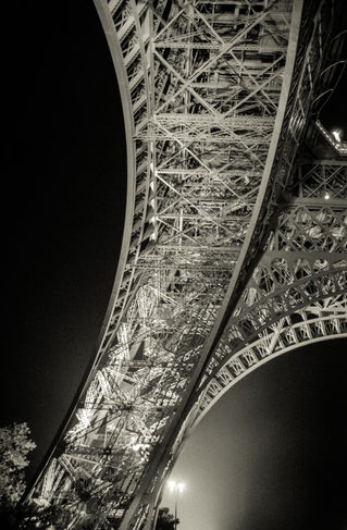 Eiffel-tower-at-night