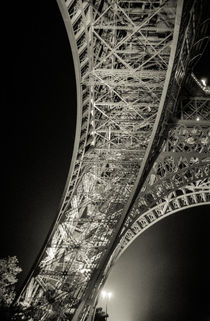 Faded Memories: Eiffel Tower von Cameron Booth
