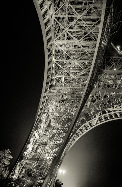 Eiffel-tower-at-night