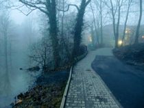 Einsamer Weg im Nebel by Lucie Gordon