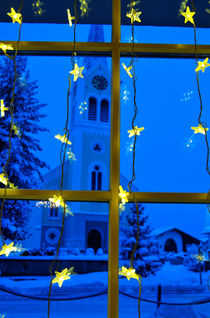 Weihnachten - gelbe Sterne blaue Stunde - Kirche Riezlern Kleinwalsertal by Matthias Hauser