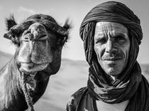 Camel Man - Black & White Portrait von Russell Bevan Photography