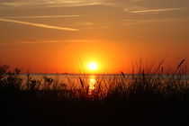 Leuchtender, romantischer Sonnenuntergang an der Ostsee 2 von Edeltraut K.  Schlichting