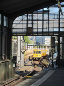 the subway comes 1 - die U-Bahn kommt 1 by Ralf Rosendahl