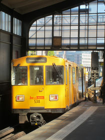 the subway comes 3 - die U-Bahn kommt 3 by Ralf Rosendahl