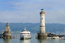 Lindau Hafen mit Leuchtturm und Schiff - Bodensee Deutschland by Matthias Hauser