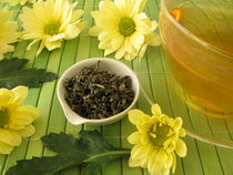 Grüner Tee mit Chrysanthemenblüten by Heike Rau