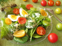 Salat mit Tomaten, Frischkäsebällchen und Ei by Heike Rau
