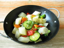 Spargel und anderes Gemüse aus dem Wok by Heike Rau