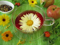 Früchtetee mit Ringelblumenblüten, Hagebutten und Äpfeln by Heike Rau