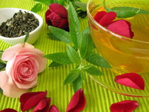 Grüner Tee mit Rosenblüten und Zitronenverbene by Heike Rau
