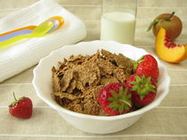 Kinderfrühstück mit Dinkel-Flakes, Milch und Obst  von Heike Rau