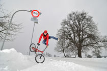 BMX Flatland im Schnee im Winter by Matthias Hauser