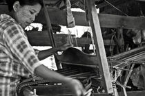 Burmese woman working with a handloom weaving. von RicardMN Photography