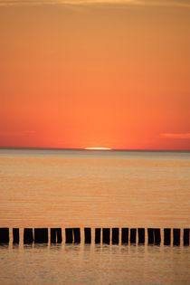 glühender Sonnenuntergang am Meer von Edeltraut K.  Schlichting