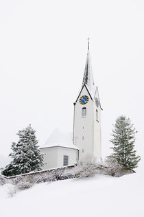 Kirche mit Schnee im Winter - Kleinwalsertal von Matthias Hauser