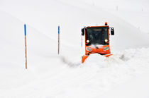 Schnee räumen - Räumfahrzeug im Winter von Matthias Hauser