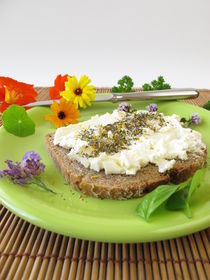 Brot mit Gewürz-Blüten Kräuterquark von Heike Rau