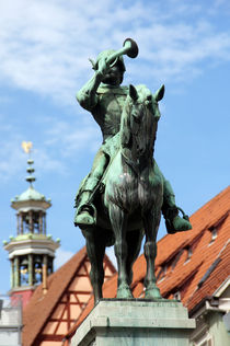 Postmichel Esslingen Statue vor mittelalterlicher Stadt von Yven Dienst