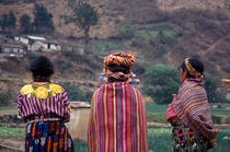 THREE MAYA WOMEN Zunil Guatemala von John Mitchell
