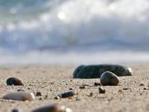 Steine am Strand von Thomas Lambart