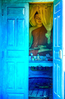 Buddha schaut durch eine blauen Tür von Gina Koch