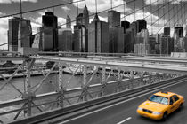 Yellow Cab on Brooklyn Bridge von David Tinsley