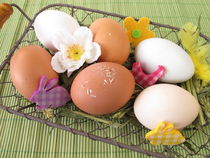 Natürlich bunte Eier im Osterkorb von Heike Rau