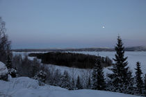 Moon over a frozen river von Intensivelight Panorama-Edition