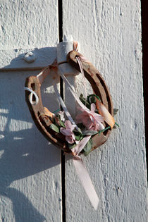 Horseshoe with silk flowers von Intensivelight Panorama-Edition