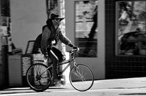 A barefoot cyclist with beard and hat in San Francisco von RicardMN Photography