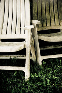 Two empty chairs by Lars Hallstrom