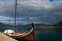 Traditional wooden boat at a Norwegian fjord von Intensivelight Panorama-Edition