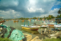 Boote im Hafen von Mirissa auf der tropischen Insel Sri Lanka von Gina Koch