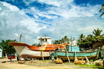 Boote im Hafen von Mirissa auf der tropischen Insel Sri Lanka by Gina Koch