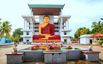 Der große sitzende Buddha in Matara auf der Tropeninsel Sri Lanka by Gina Koch