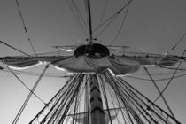 Reefed sails on a tall ship - monochrome von Intensivelight Panorama-Edition