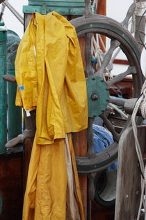 Yellow rain wear on a ship von Intensivelight Panorama-Edition