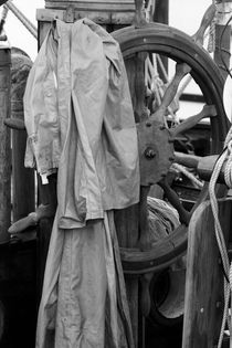 Raincoat on ship's wheel von Intensivelight Panorama-Edition