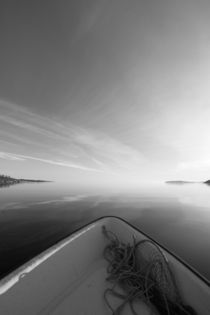 Rowing boat on a bay - monochrome von Intensivelight Panorama-Edition