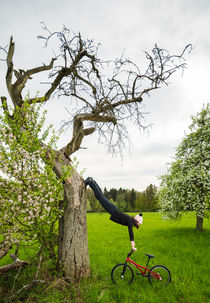 Ungewöhnliche Aufwärmübung - Monika Hinz am Baum von Matthias Hauser
