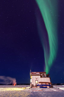 Northern Lights and house boat on Great Slave Lake, Yellowknife. von Vincent Demers