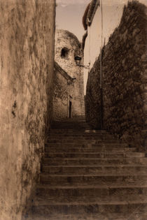 Passage in Girona by labela