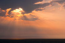 Beautiful seascape with orange warm sunrise, vacation concept von Serhii Zhukovskyi