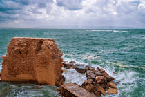Remains of fortress walls of the Acre and the Mediterranean Sea von Serhii Zhukovskyi