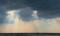 Sun behind dark storm clouds over the sea von Serhii Zhukovskyi