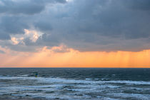 kitesurfing  and storm clouds over the sea von Serhii Zhukovskyi