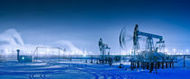 Winter night panoramic oil pumpjack. von evgeny bashta