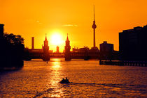 Berlin skyline bei Sonnenuntergang by topas images