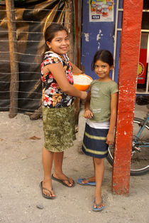 SMILING GIRLS El Salvador von John Mitchell